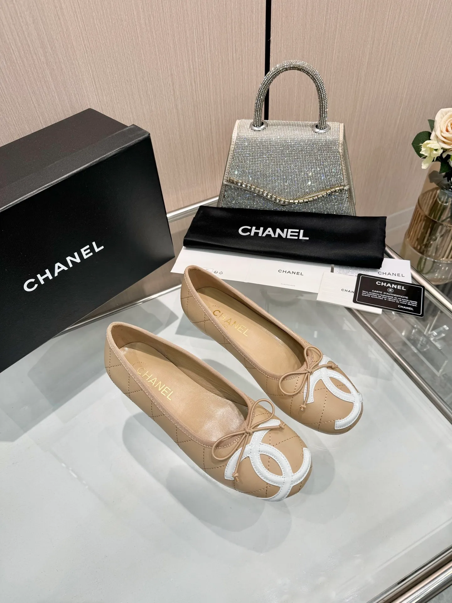 👟👟Ex-factory price 500👟👟 | ²⁰²5 𝐬𝐬 🤍🤎𝐂𝐇𝐀𝐍𝐄𝐋Chanel 26A catwalk style handmade Mary Jane women's shoes. Ballet shoes are so amazing, the bow pattern is so cute! Even if I don’t wear flat shoes, I can’t resist the temptation! The second recommended pair of Chanel logo women's shoes has great texture and is versatile. It is made of lambskin and has an original two-color outsole. Size: 35-40 (41 can be customized and cannot be returned or exchanged)